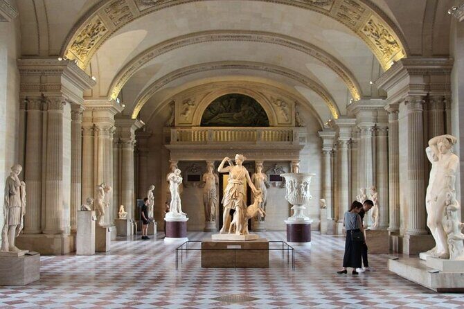 Guided tour of the Louvre Museum with tickets included - Meet Matteo Allavena at Le Café Marly and start with a plan