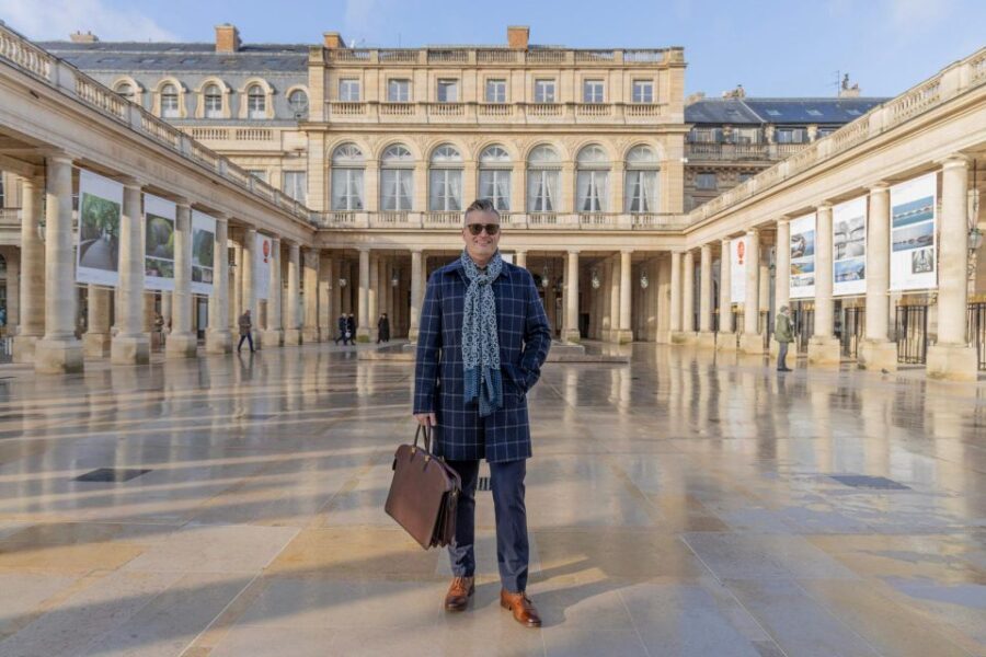 Louvre area photo shoot by Paris photographer - Key things to know before you go
