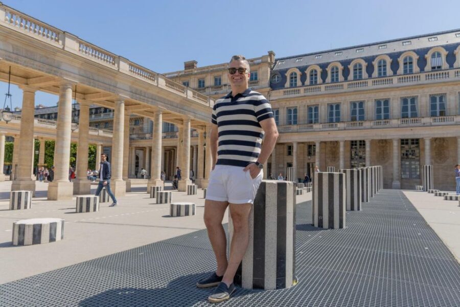 Louvre area photo shoot by Paris photographer - Meeting at 155 Rue Saint-Honoré and keeping the shoot smooth