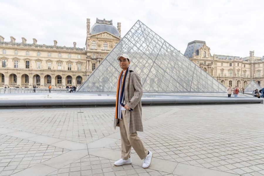 Louvre area photo shoot by Paris photographer - Photos delivery: what “originals” means for your keepsakes