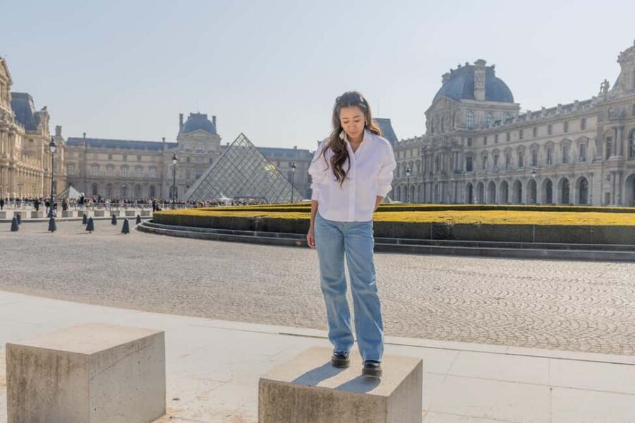 Louvre area photo shoot by Paris photographer - Languages and accessibility: communication that matters