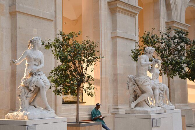 Louvre Art and Mysteries: Guided Experience for 6-people Max - Small-group pace: what you can expect with a maximum of 12