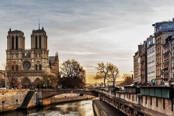 Louvre Evening Escape - Avoid The Crowds! Exclusive Guided Tour - The city walk: Île de la Cité to the Seine, with stops that frame the Louvre