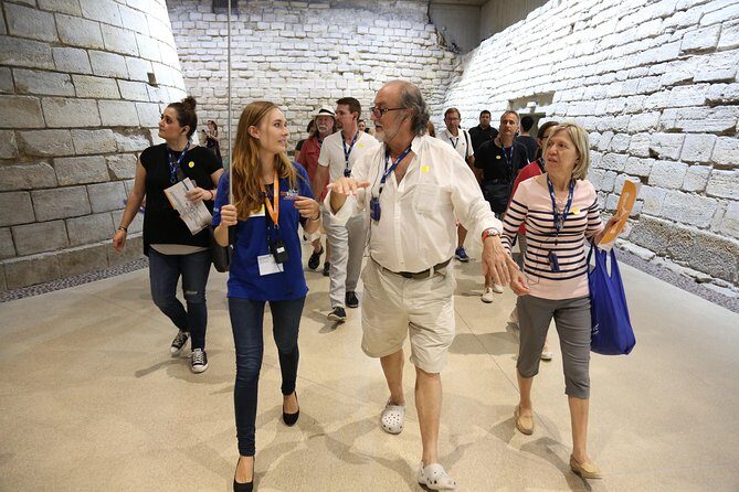 Louvre Museum Masterpieces Guided Tour with Access - Choosing small-group or private: when it’s worth paying more