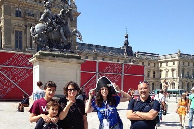 Louvre Museum Private 2-h Tour on Italian Art and masterpieces - Entering the Louvre: Cour Carrée to a Focused Start