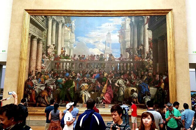 Louvre Museum Private Guided Tour with Access - How it feels in a museum this crowded