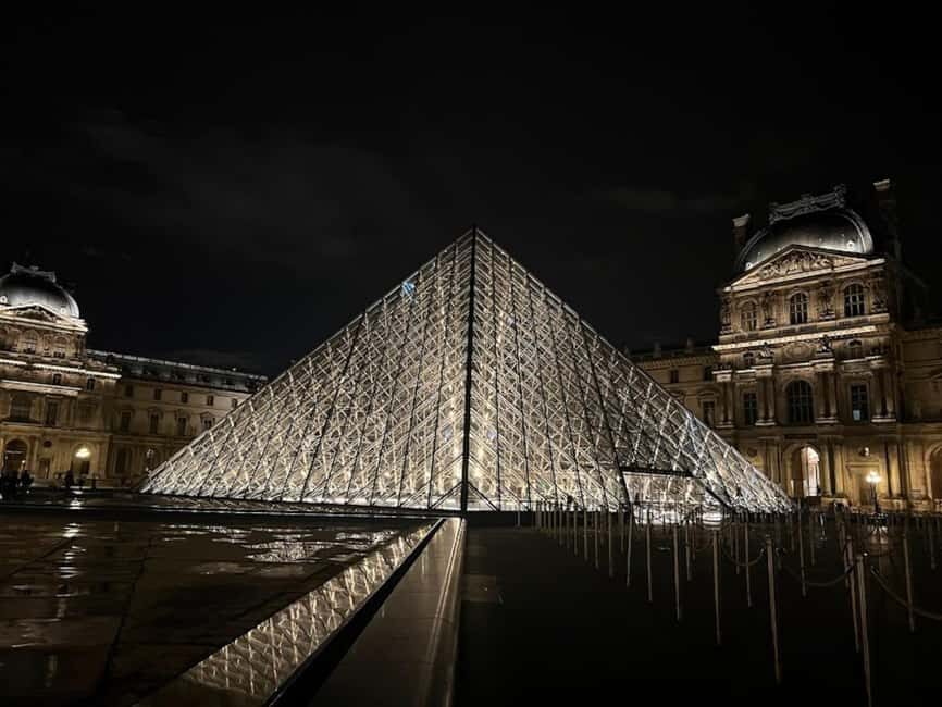 Paris: Guided tour in PORTUGUESE at the Louvre-semi-private - Starting at Place du Carrousel: finding the guide without stress