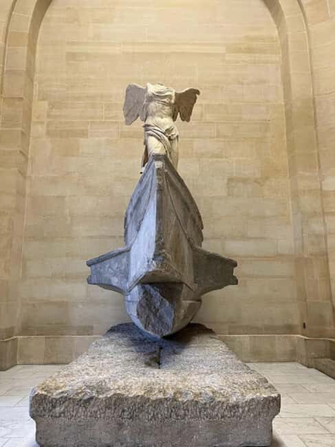 Paris: Guided tour in PORTUGUESE at the Louvre-semi-private - Express security and a dedicated entrance: turning waiting time into viewing time