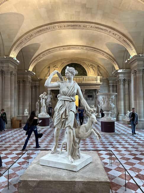 Paris: Guided tour in PORTUGUESE at the Louvre-semi-private - The heart of the tour: planned masterpiece stops (and time for photos)
