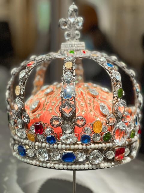 Paris: Guided tour in PORTUGUESE at the Louvre-semi-private - Price and value: what $143 buys you in real terms
