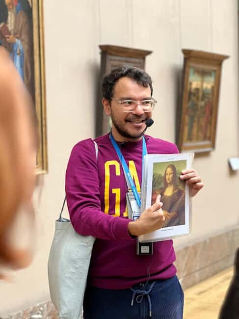 Paris: Guided tour in PORTUGUESE at the Louvre-semi-private - The Louvre Pyramid stop: a practical way to get your bearings