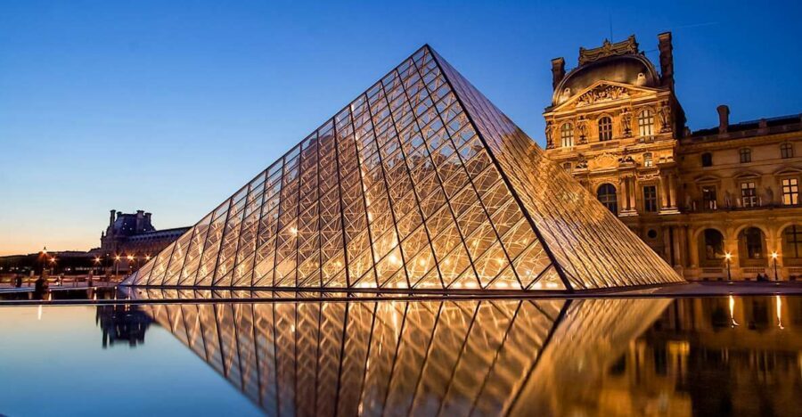 Paris: Louvre Guided Tour with Reserved Access & Boat Cruise - Finding your guide at the Arc of the Carrousel