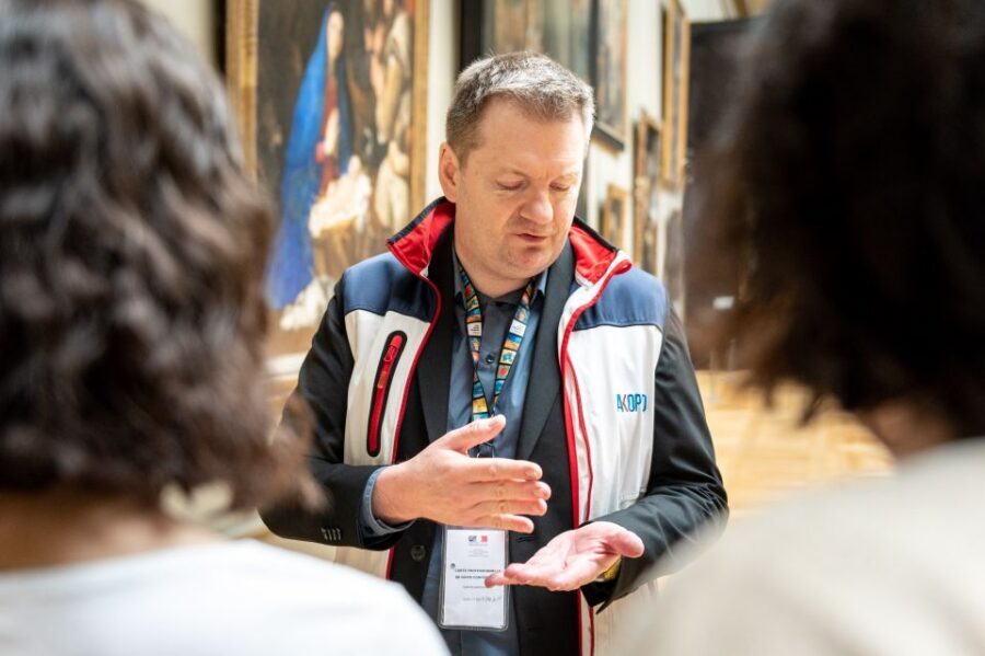 Paris: Louvre Masterpieces Private Tour with Reserved Entry - Adding history: from the Hundred Years’ War to the French Revolution