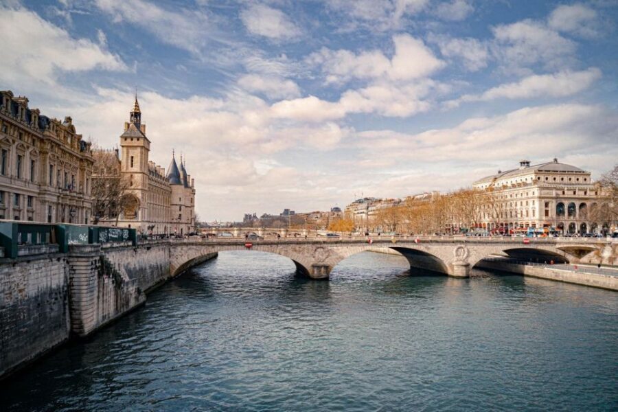 Paris: Louvre Museum Entry Ticket With Host and River Cruise - Security, Comfort, and What Not to Bring