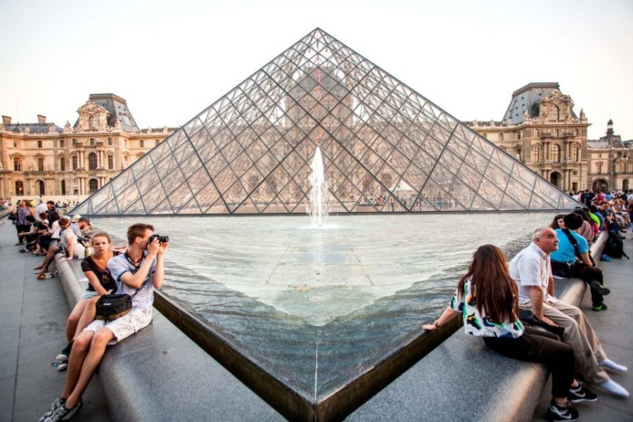 Paris: Louvre Museum Guided Tour - Earphones Included: How to Hear Your Guide in a Crowded Room