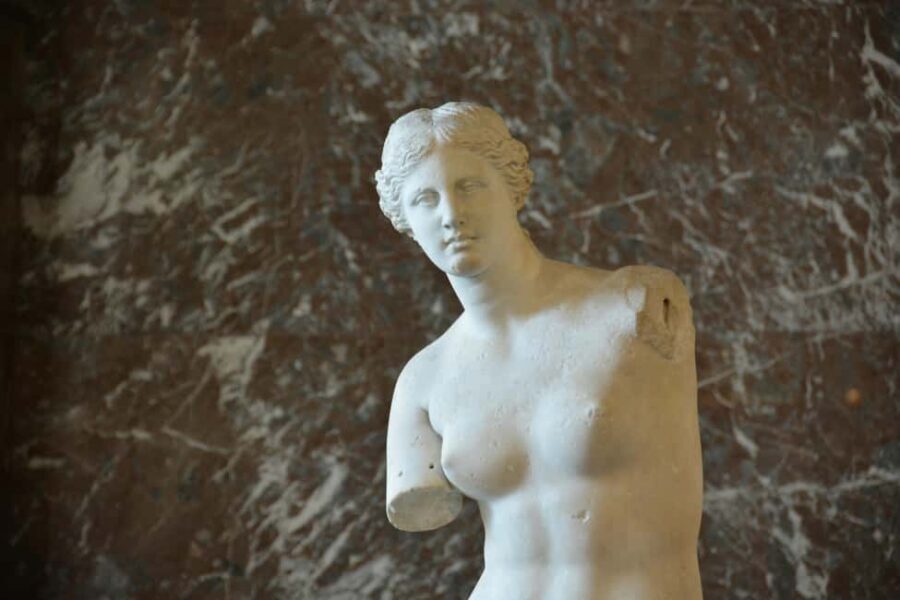 Paris: Louvre Museum Hosted Entry & Masterpieces Audio Guide - Masterpieces audio guide app: what you’re getting (and what you’re not)