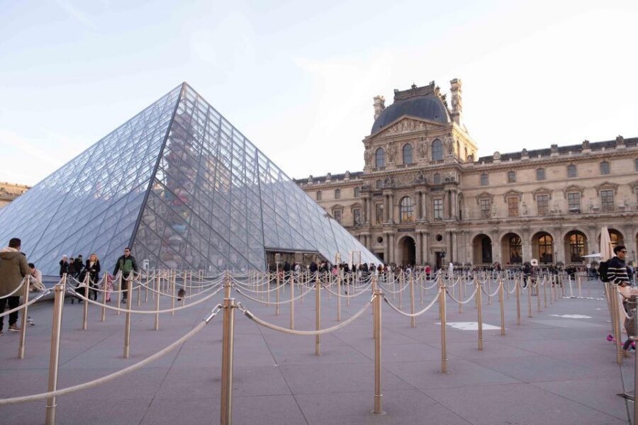 Paris: Louvre Museum Mona Lisa First Viewing Semi-Private - Getting In Fast: Express Security Without the Headache