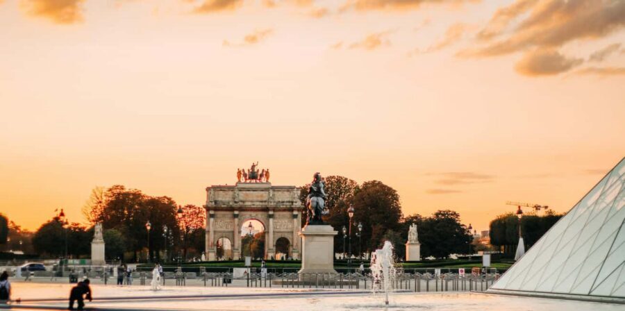 Paris: Louvre Museum Timed Entry Ticket & Pop Culture Tour - Art stops that fit in a short visit: Mona Lisa, Venus de Milo, Winged Victory