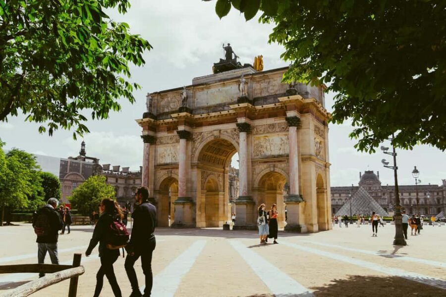 Paris: Louvre Museum Timed Entry Ticket & Pop Culture Tour - What’s the guide experience like in real life?