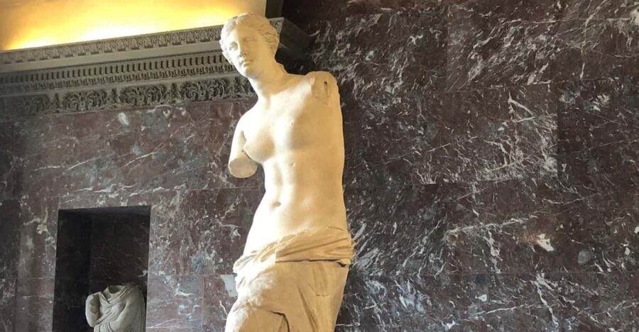 Paris Louvre : Private Treasure Hunt for Families or groups - Meeting at Place du Carrousel and Walking Straight In