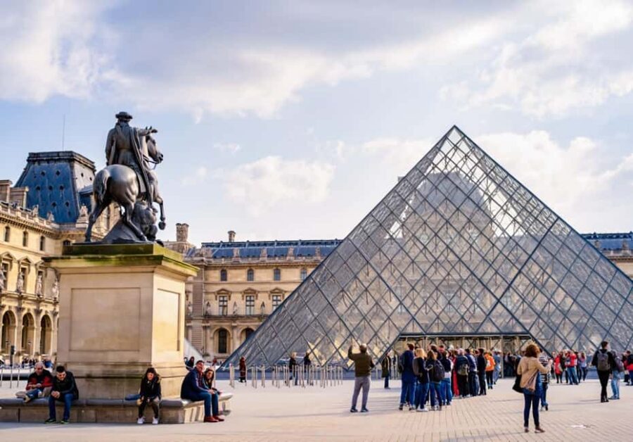 Paris: Montmartre, Notre-Dame, & Louvre Tour with Cruise - Price and logistics: is $136 worth it?