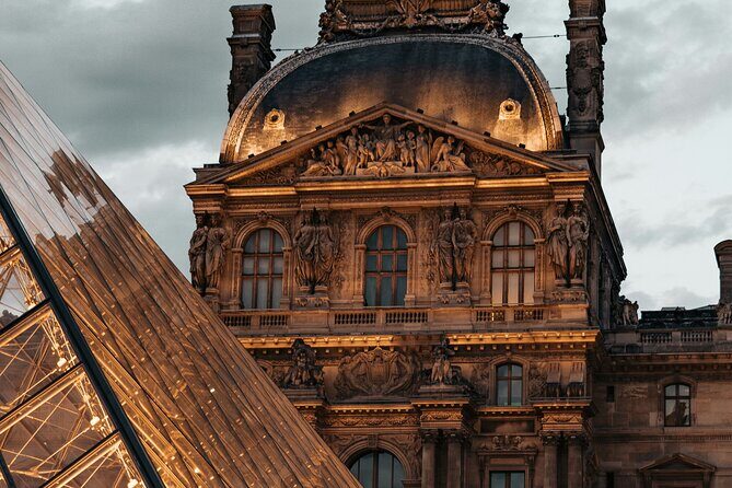 Paris: Night at the Louvre 6-people Max Guided Experience - Two hours inside: how the guide makes the Louvre feel manageable