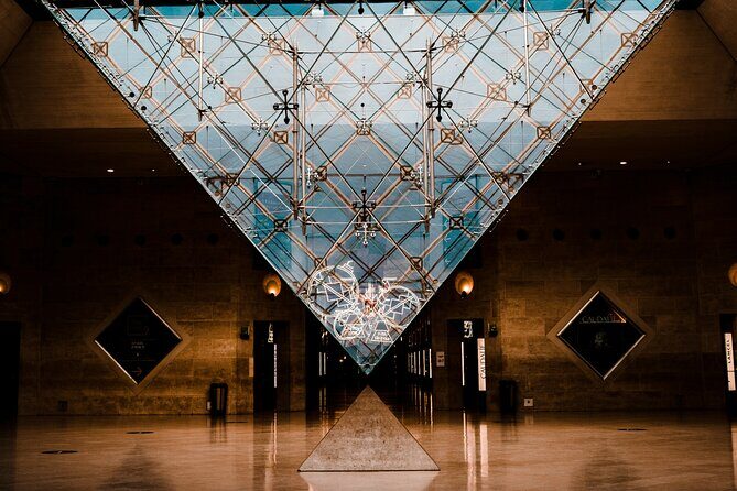 Paris: Night at the Louvre 6-people Max Guided Experience - Night lighting outside: pyramid and palace at a new angle