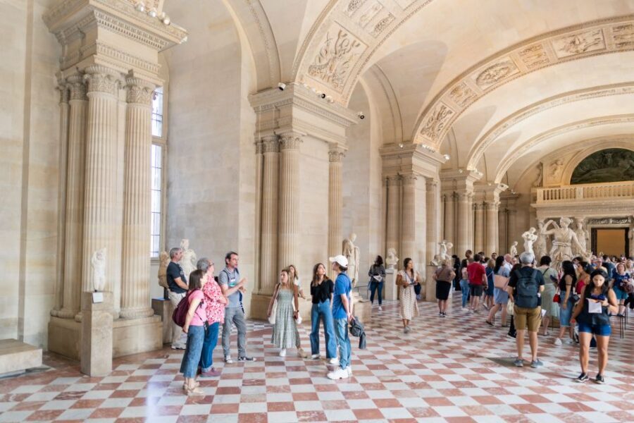Paris: Skip-the-Line Louvre Highlights Guided Tour - The Mona Lisa: how the best guides handle the crowd