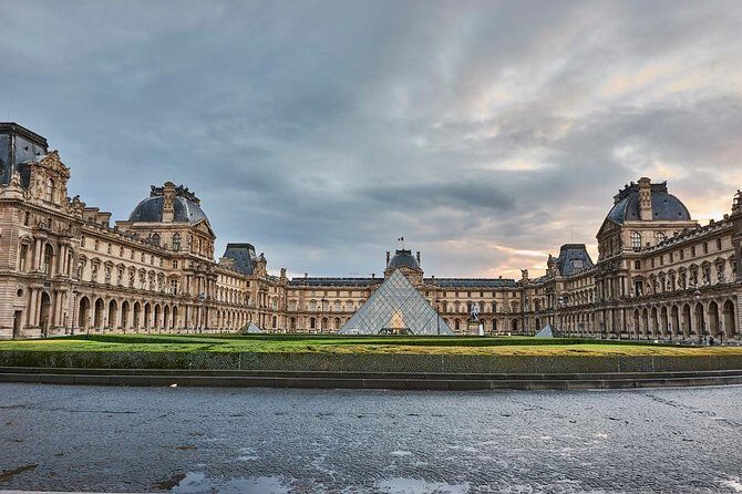 Private 3-hour tour in Louvre Museum with official tour guide - What this private Louvre tour actually does for you
