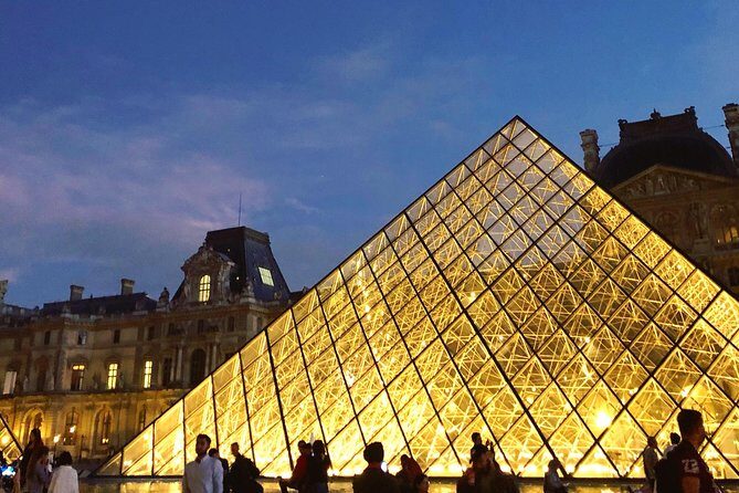 Secrets & Scandals of the Louvre - Limited to 6 Guests - Guide style: making the Louvre feel personal