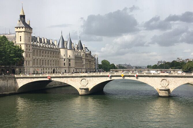 Treasure Hunt in Paris – From the Panthéon to the Louvre - Notre-Dame de Paris in your puzzle path: crossing toward Île de la Cité