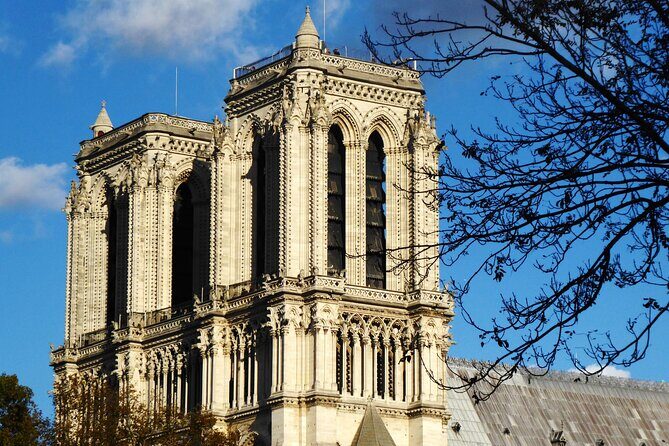 Treasure Hunt in Paris – From the Panthéon to the Louvre - Ending in front of the Louvre: opening the chest at Cour Carrée