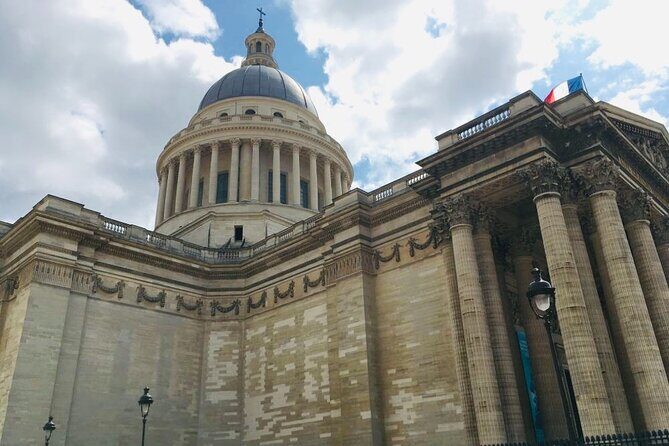 Treasure Hunt in Paris – From the Panthéon to the Louvre - The host factor: friendly help without taking over your game